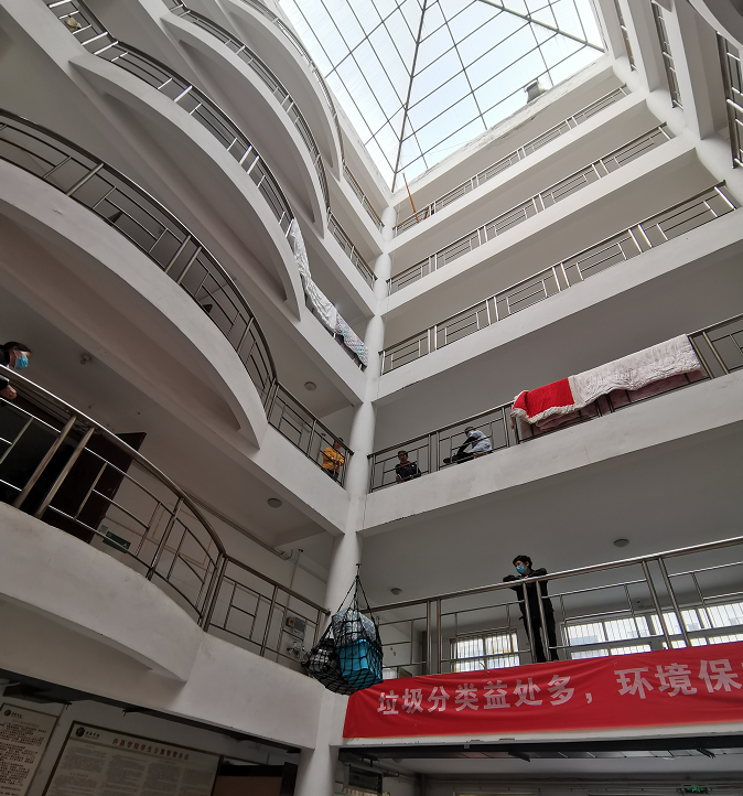 小吊機協(xié)助校內搬運工作