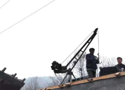 使用室外吊運機(jī)時機(jī)頭應(yīng)遠(yuǎn)離電纜線路